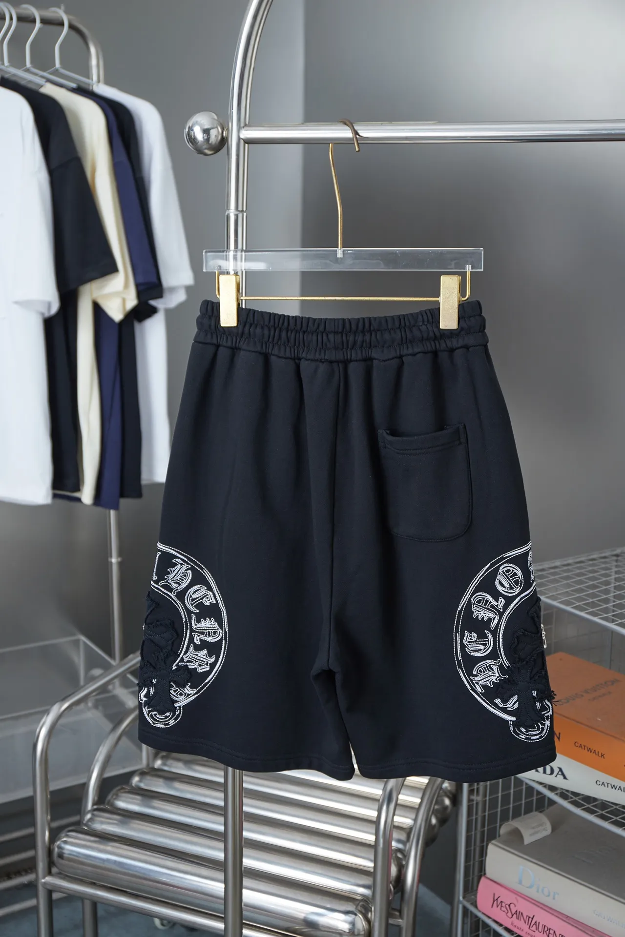 🅿️230 Ch*ome Hearte 2025ss new shorts with contrasting color thread embroidery shorts. Light luxury. A must-have item for daily commuting for men and women. Correct version. Comparisons are welcome. Detailed features · Made of 380g pure cotton health cloth fabric. · Imported Tajima machine embroidery. Honbu patchwork with contrasting color thread. Loose waistband · Double-needle cross-stitching process · Original main mark, washed tag, moisture-proof paper packaging Color: Black/White Size: S M L XL